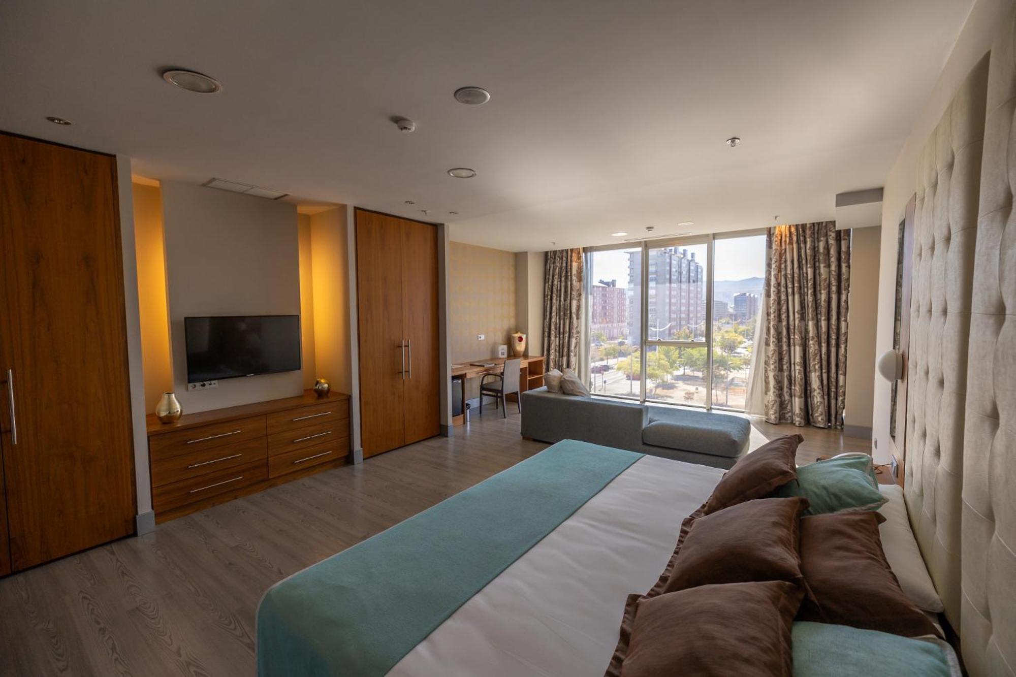 Hotel Ciudad De Ponferrada, Ascend Hotel Collection Ngoại thất bức ảnh