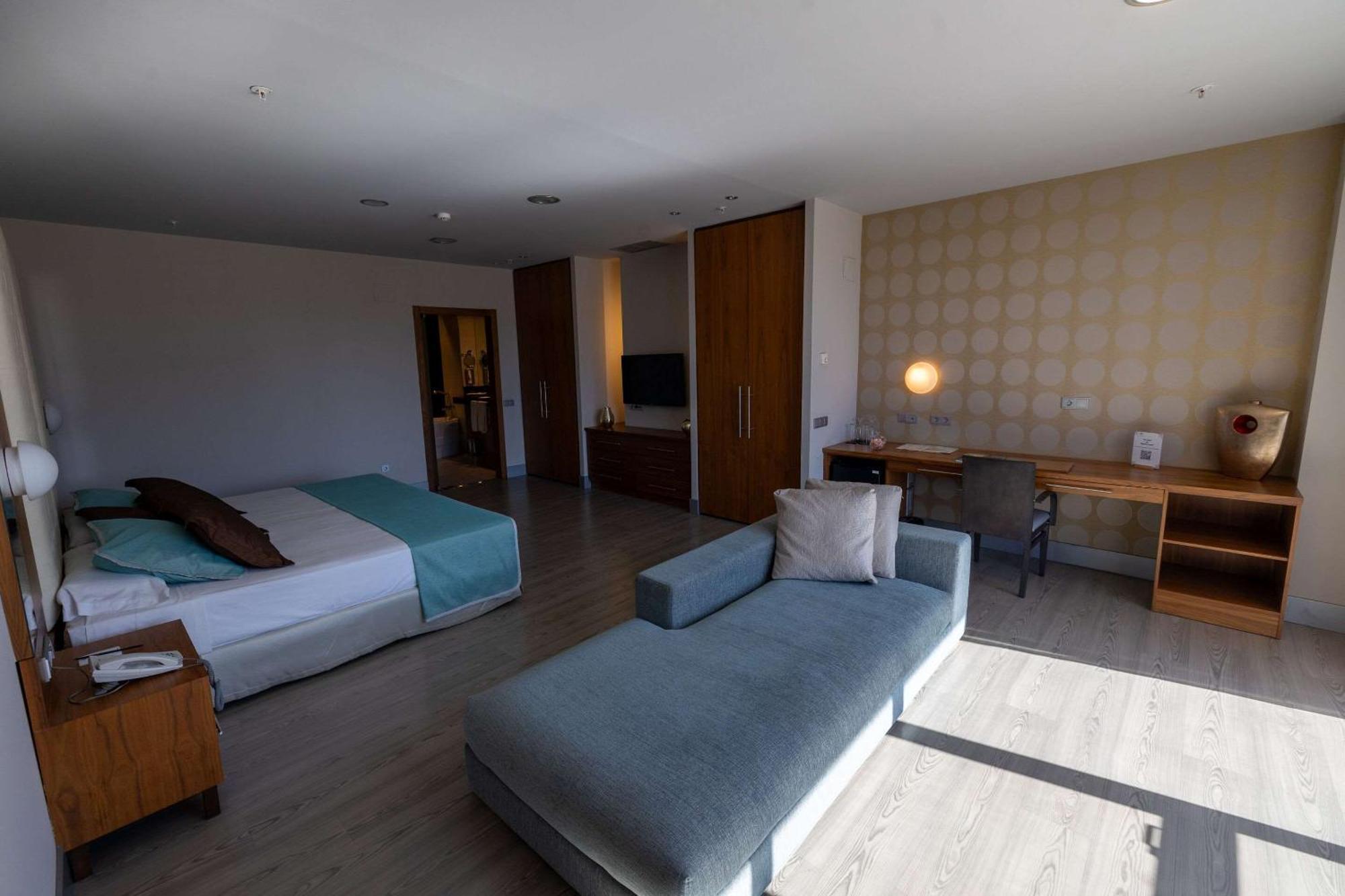Hotel Ciudad De Ponferrada, Ascend Hotel Collection Ngoại thất bức ảnh