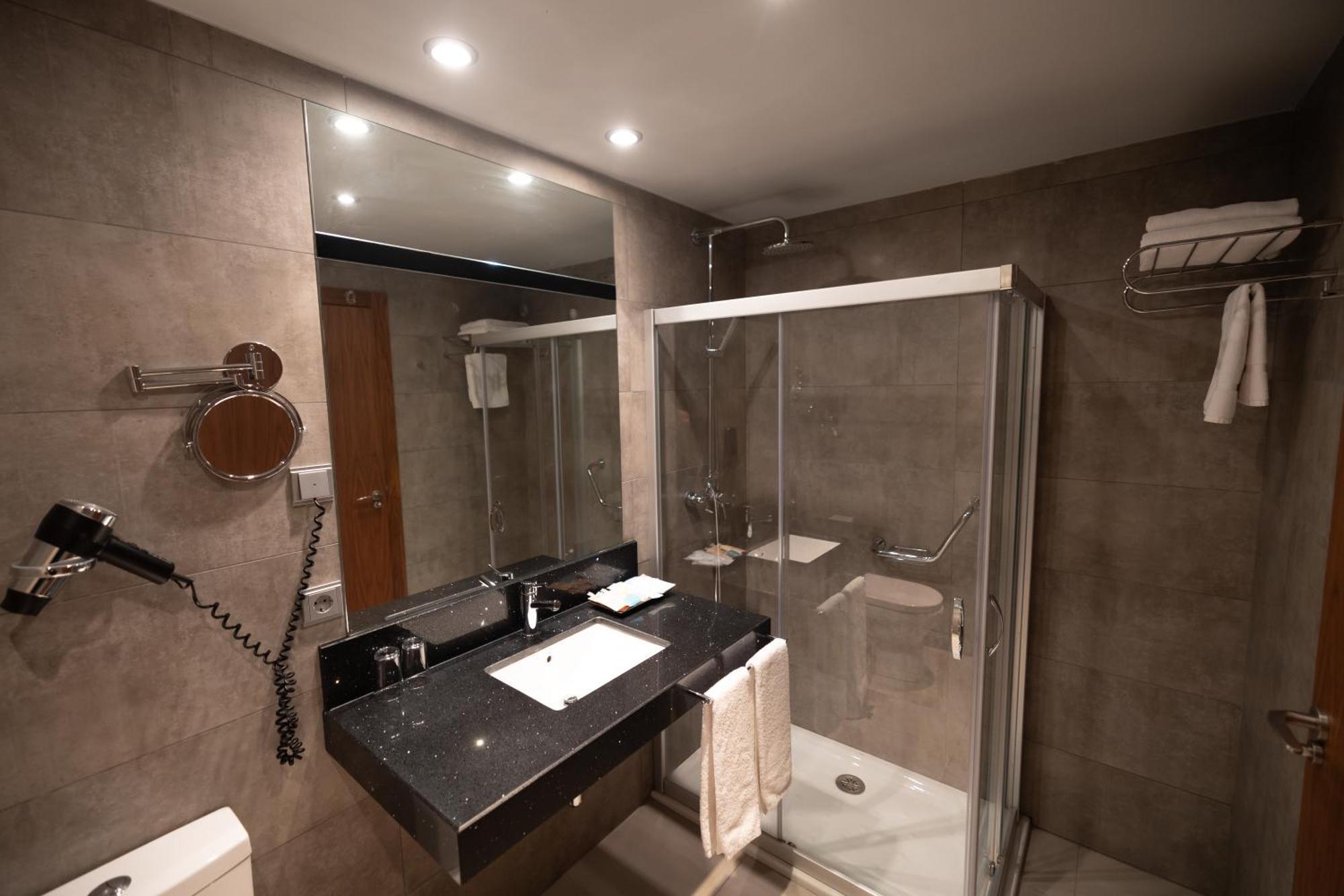 Hotel Ciudad De Ponferrada, Ascend Hotel Collection Ngoại thất bức ảnh